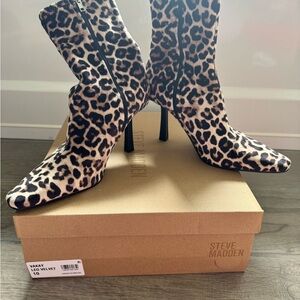 Steve Madden Vakay Leo Velvet Booties